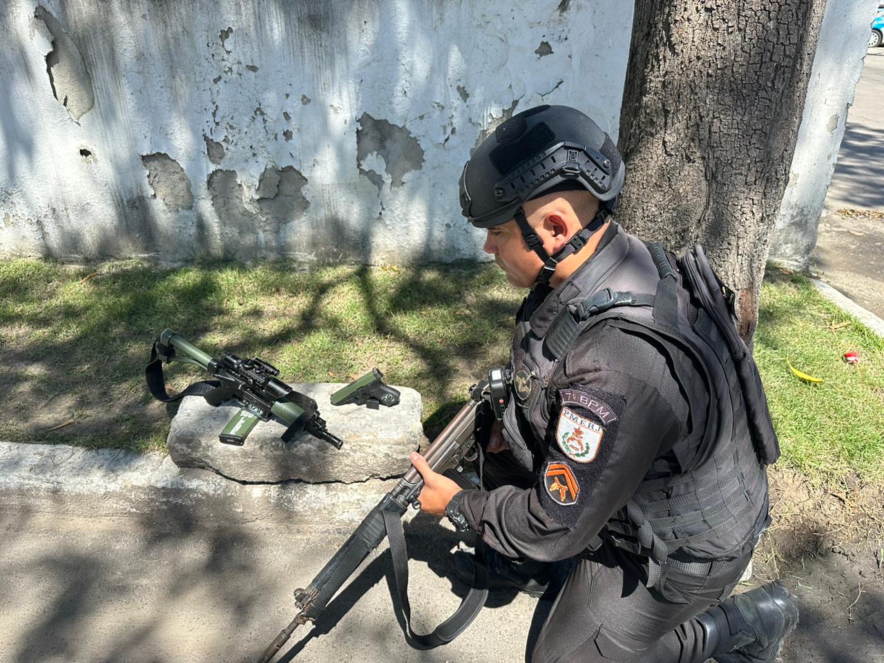 Polícia apreende fuzil, pistola e munições no Complexo do Salgueiro em São Gonçalo